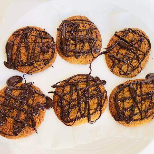 Melted chocolate drizzled on some cookies.