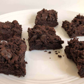 Six brownies on a plate.