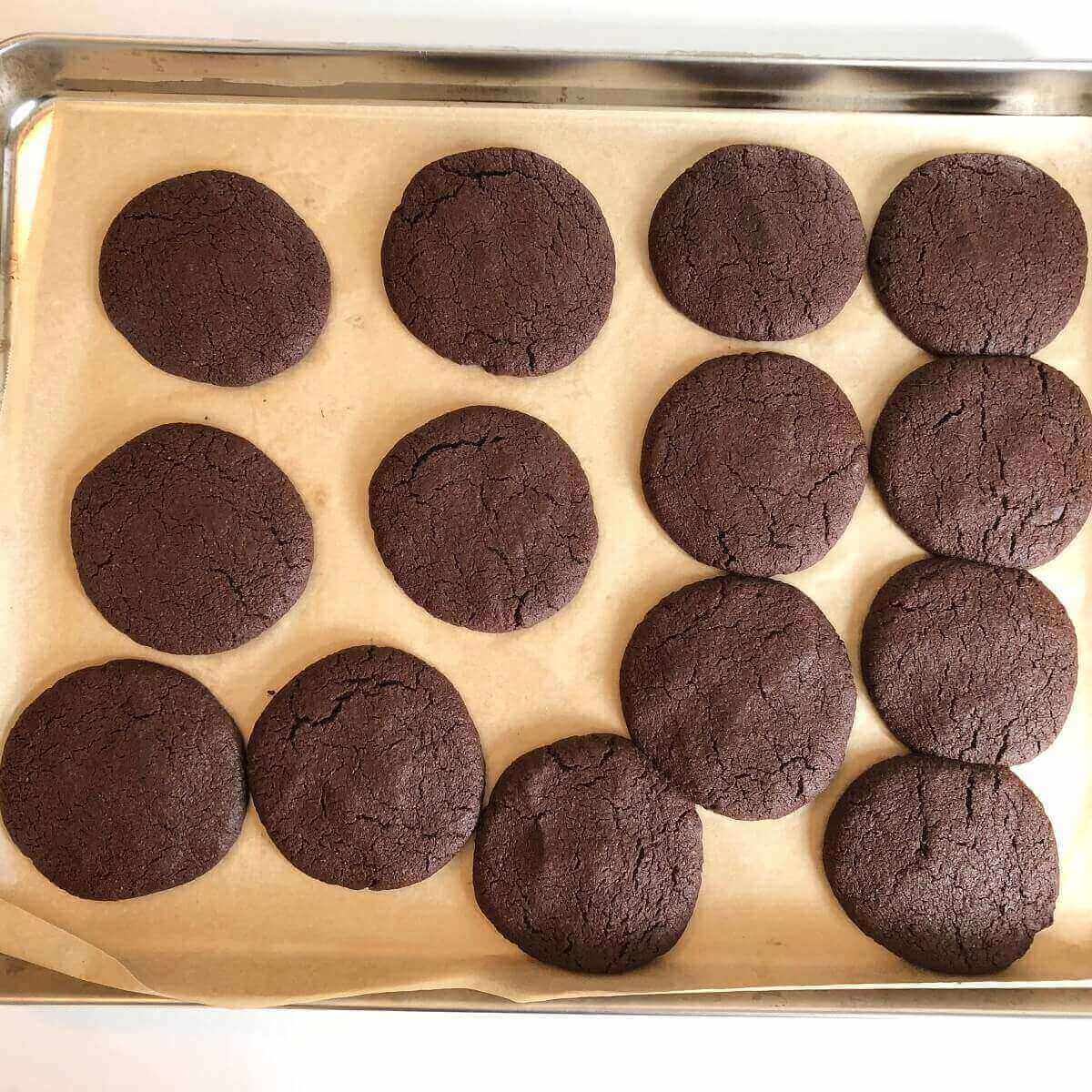 Cooked spelt cookies on a baking tray.