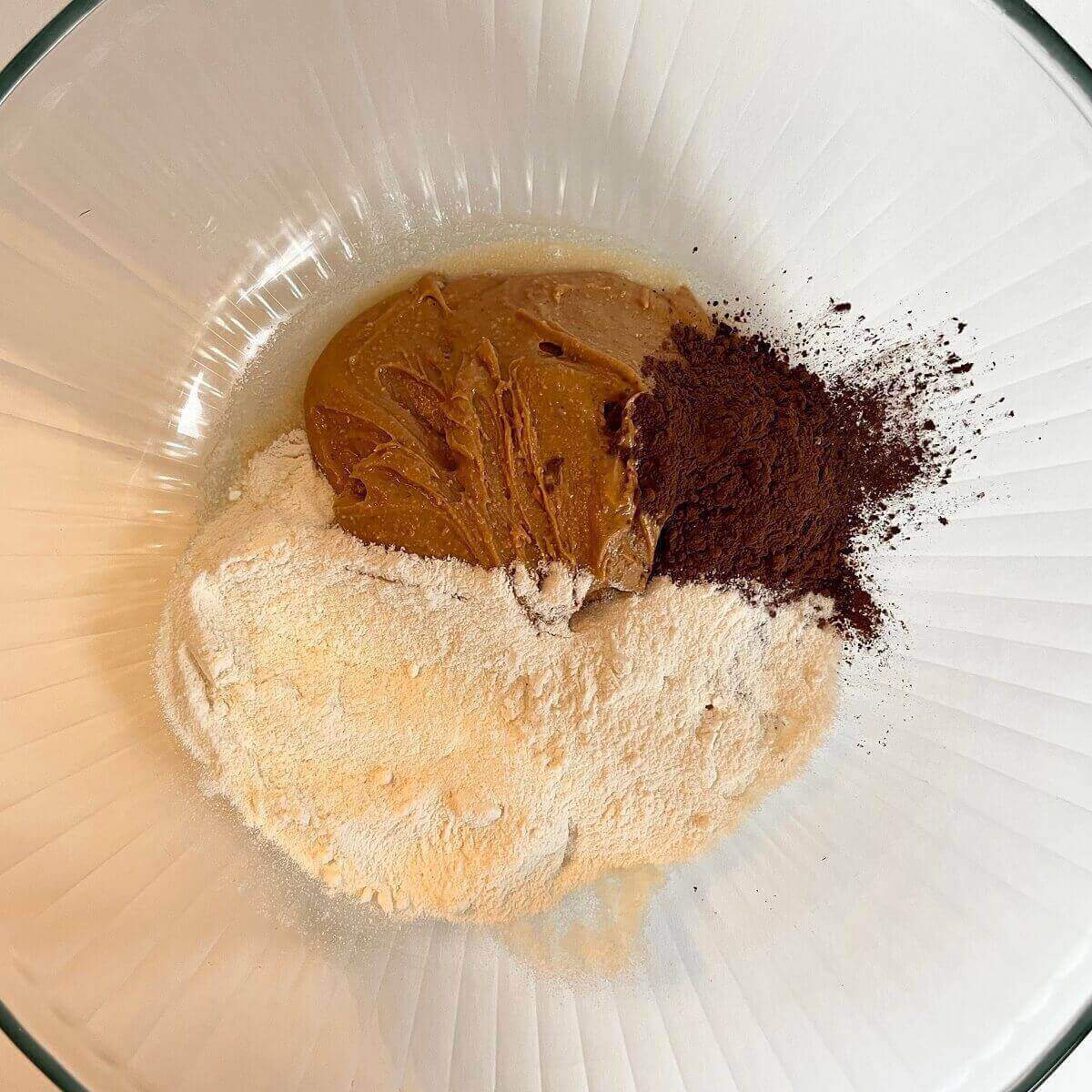 Ingredients for low-carb cookies in a glass bowl.