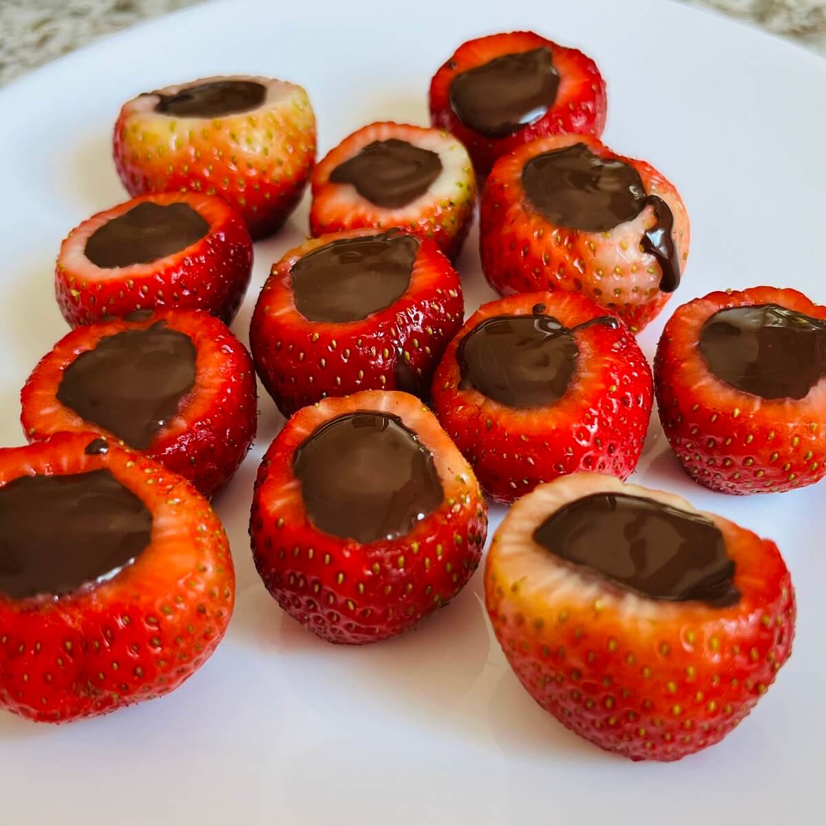 Chocolate filled strawberries discount