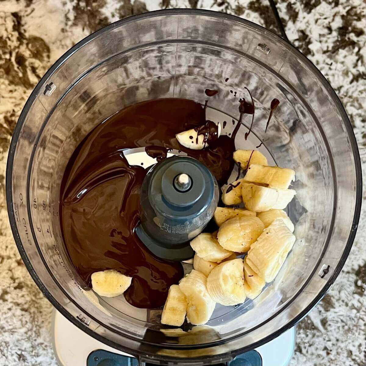 Bananas and melted chocolate in a food processor.