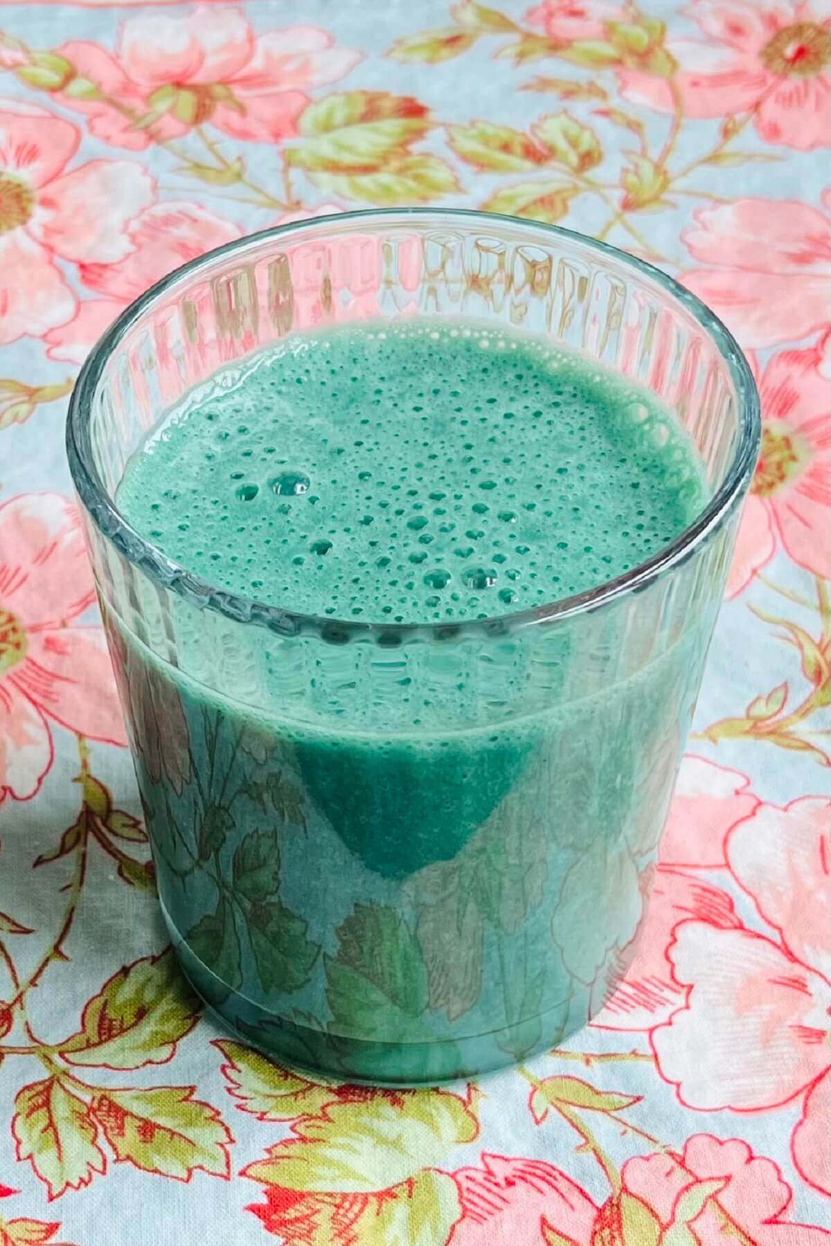 A spirulina powder smoothie in a glass.