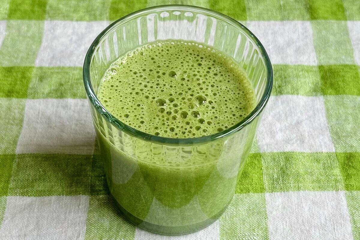 A chlorella shake in a glass.