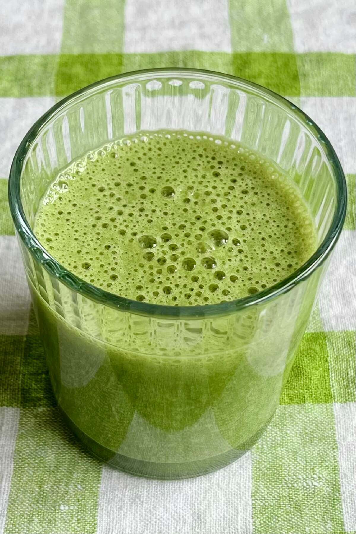 A smoothie made with chlorella powder in a glass.
