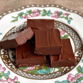 Tahini fudge slices on a plate.