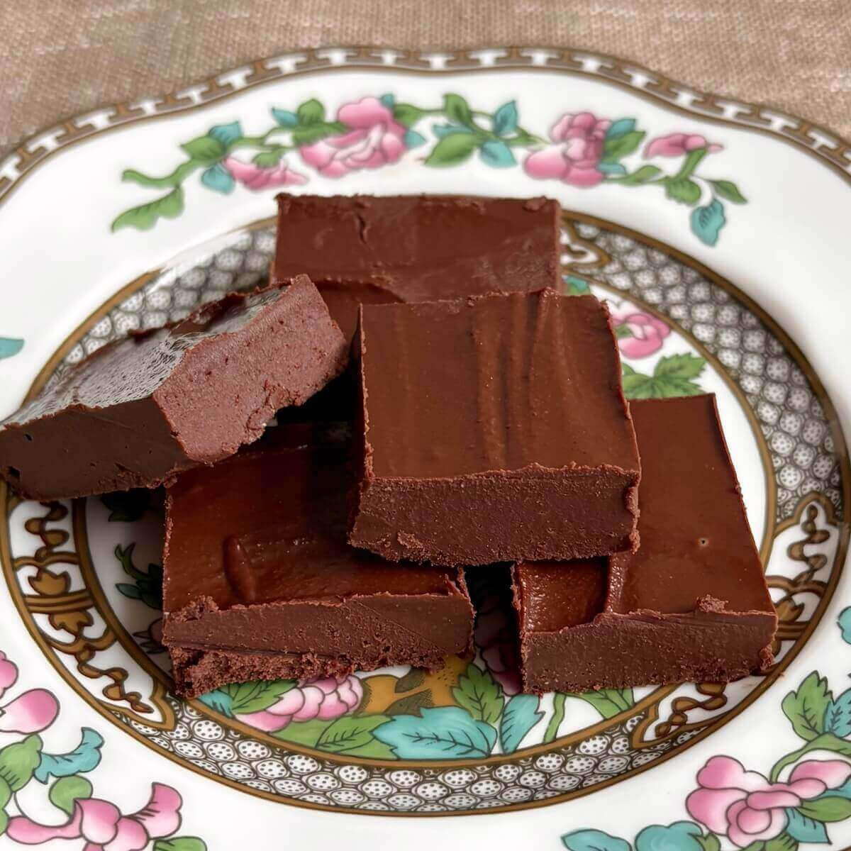 Chocolate tahini fudge slices on a plate.