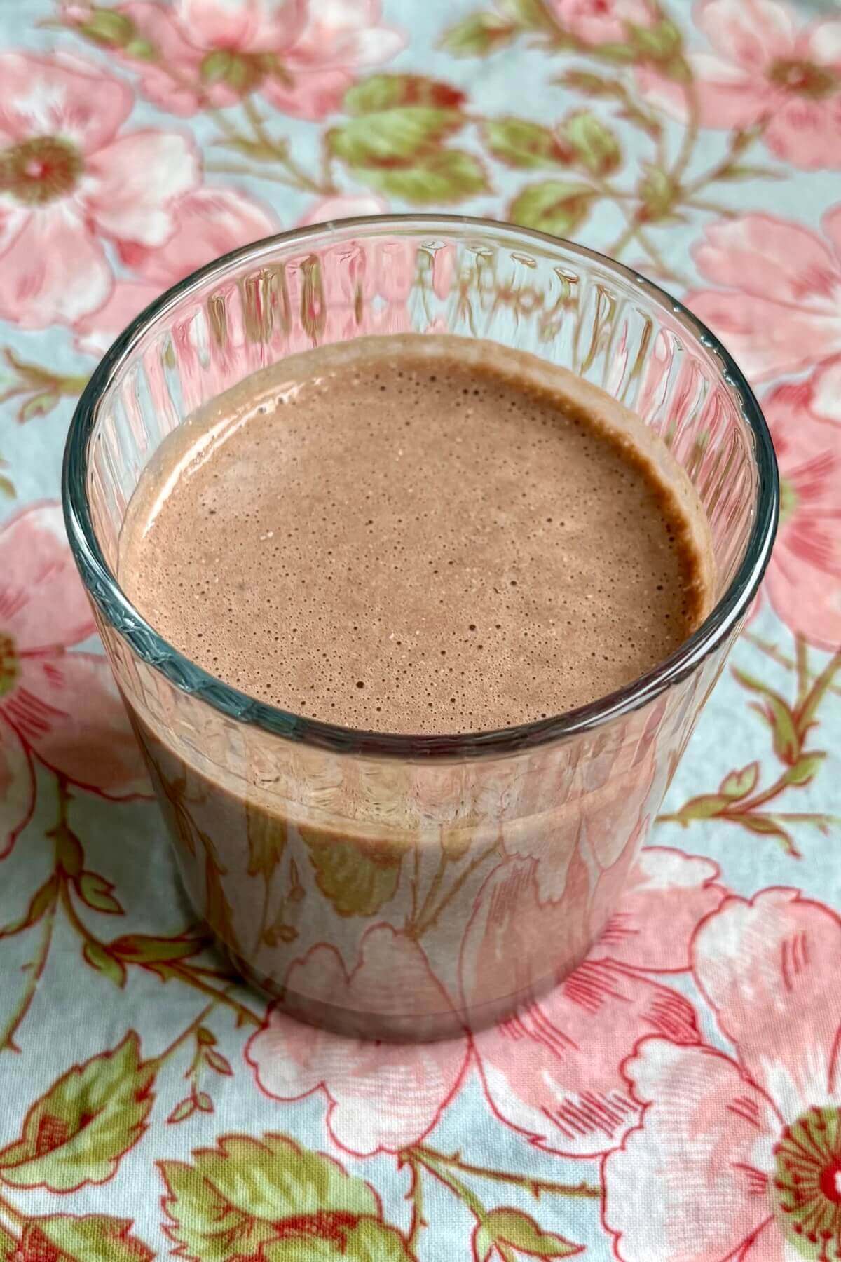 A smoothie made with hemp hearts in a glass.
