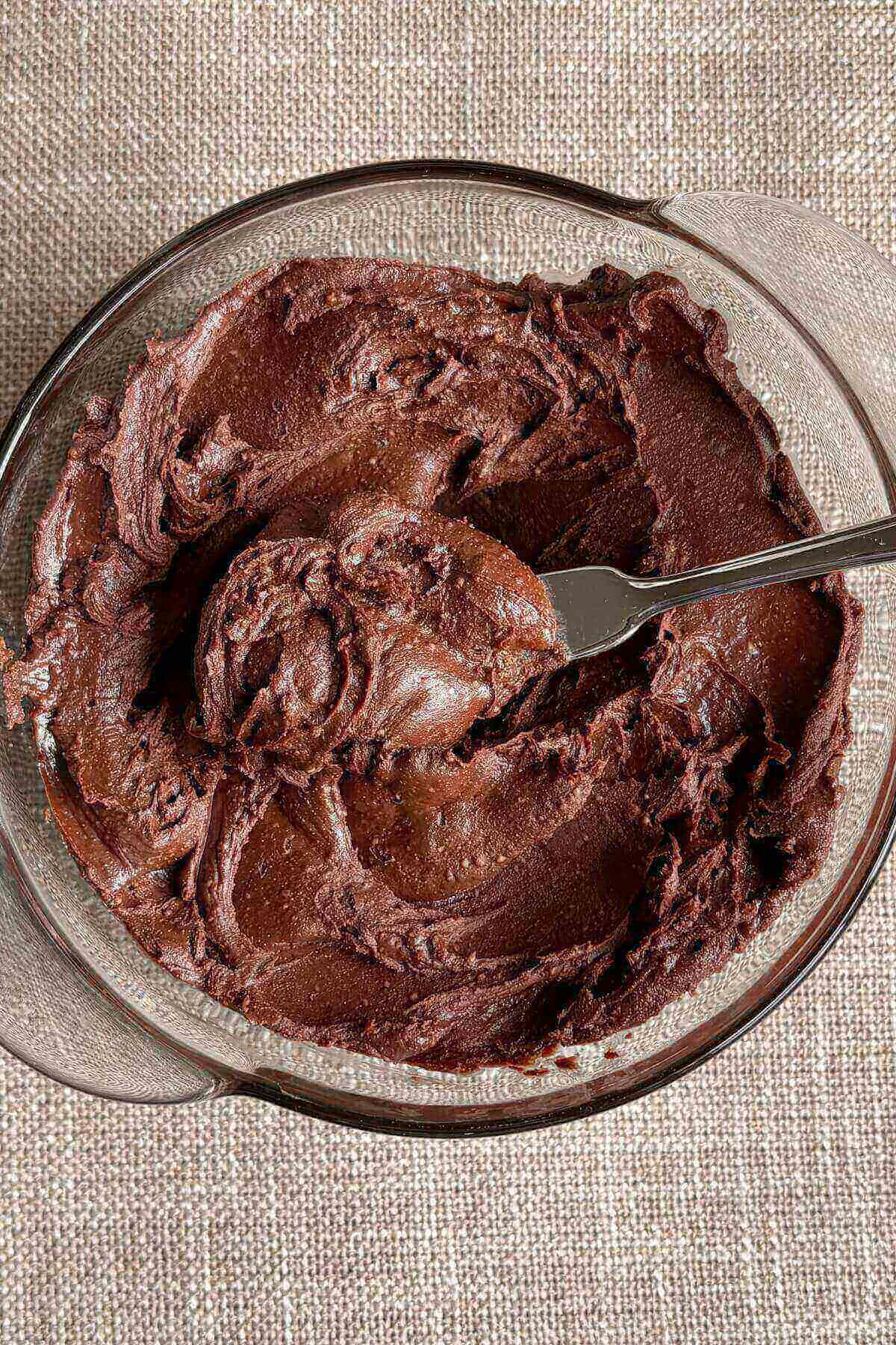 Low-sugar-frosting in a bowl.