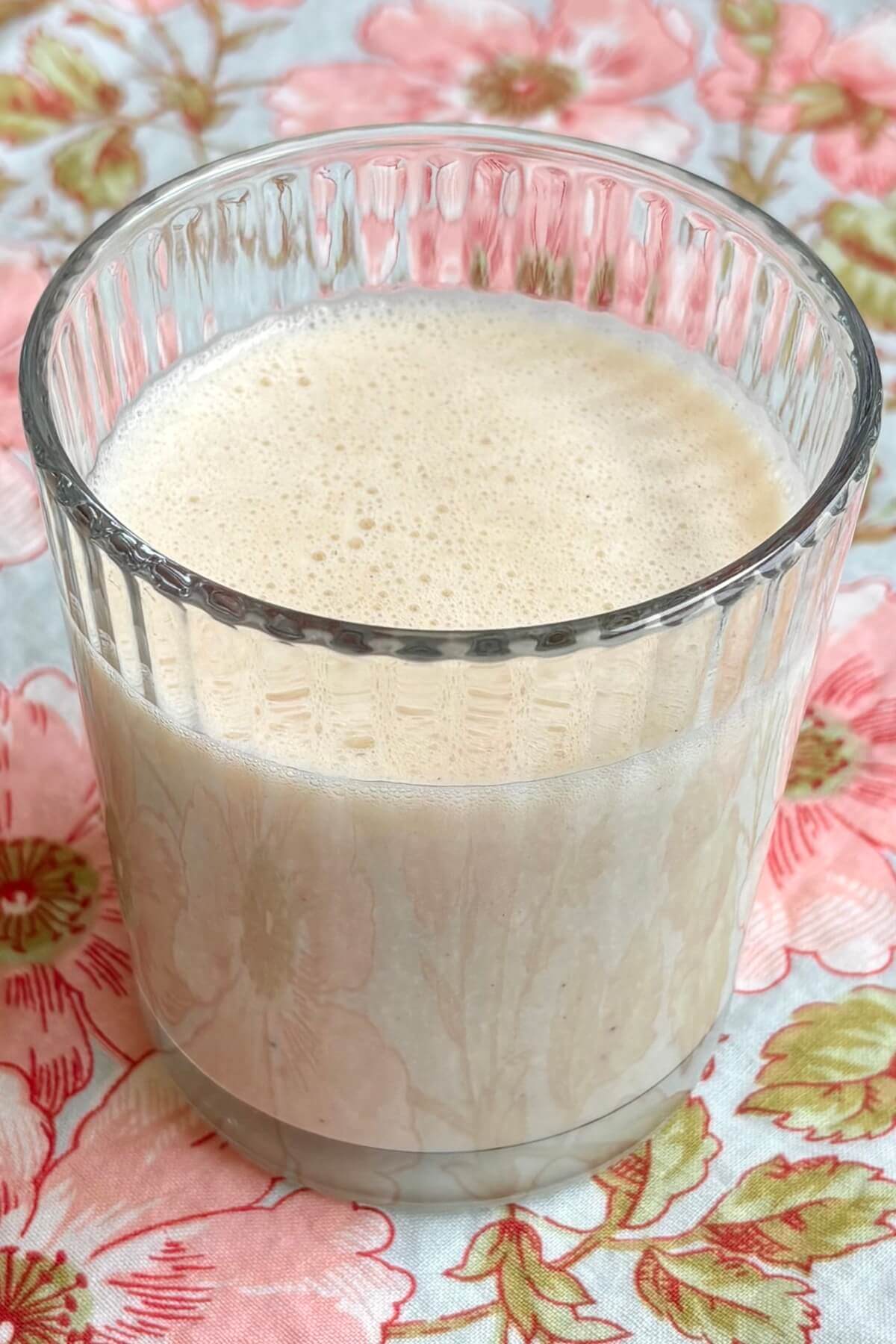 A banana smoothie without yogurt in a glass.