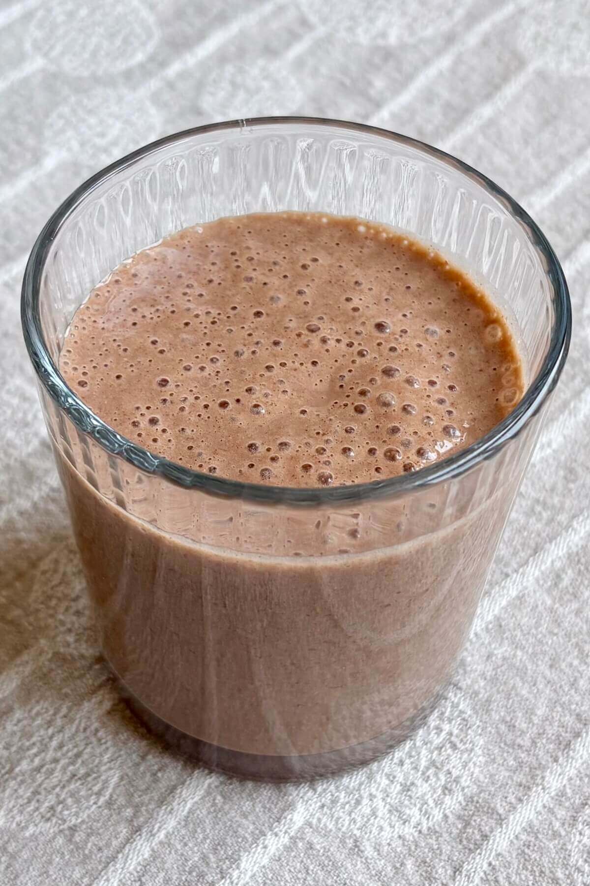 A smoothie made with ground flaxseed in a glass.
