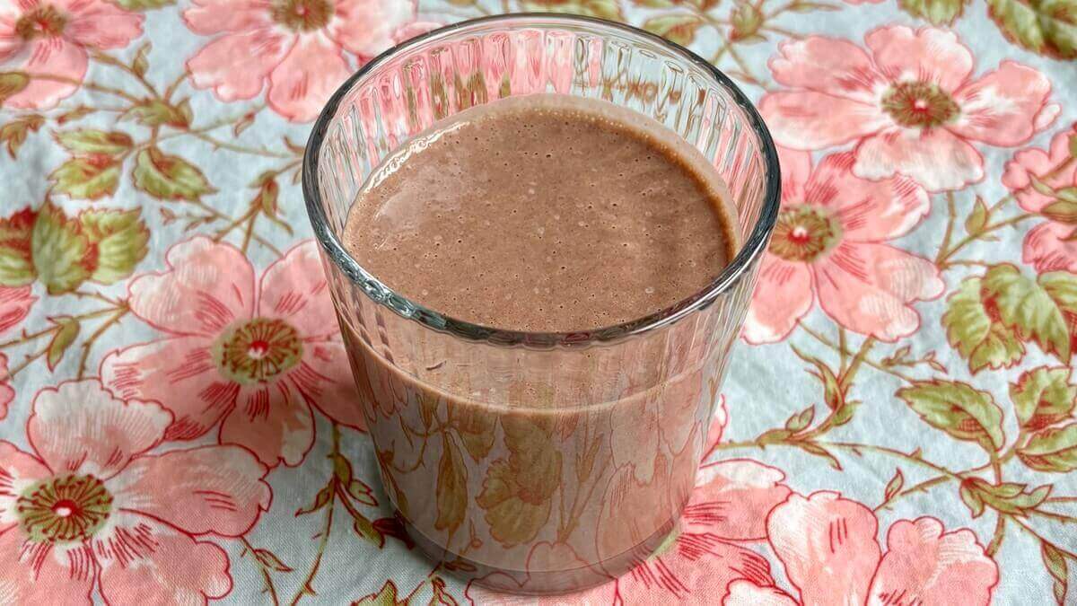 A smoothie made with lentils in a glass.