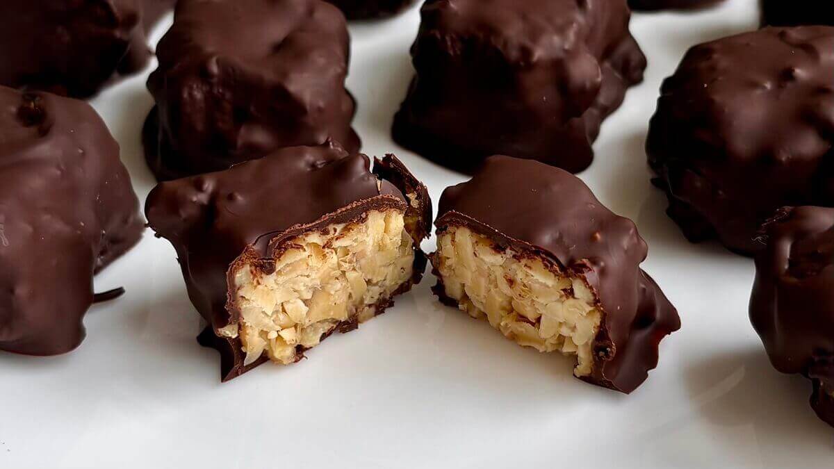 Dessert bites made with tempeh on a plate.